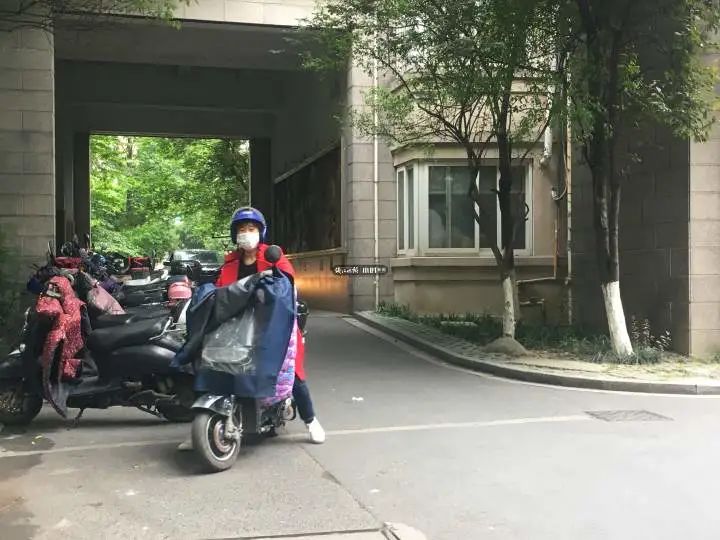 DƬ